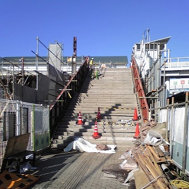 東口南大階段