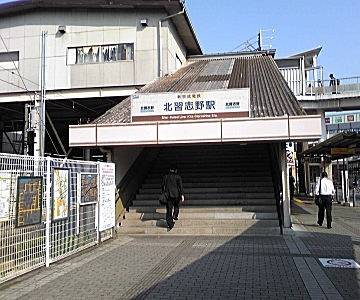 東口南大階段